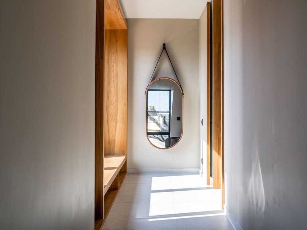 dekoracja ściany z lustrem